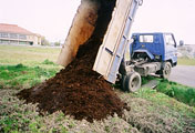 トラックで土入れ